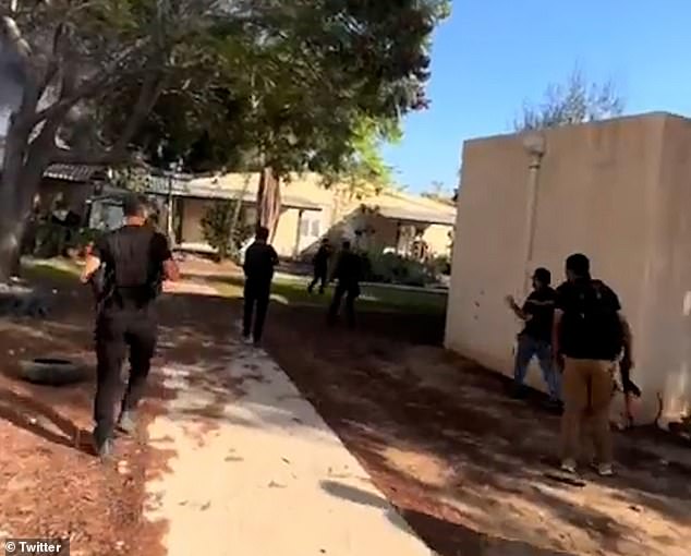 ظهر فيديو مروع للحظة هروب إرهابيي حماس نحو المنازل في كيبوتس بئيري وإطلاق وابل من الرصاص على العائلات المذعورة التي تعيش هناك