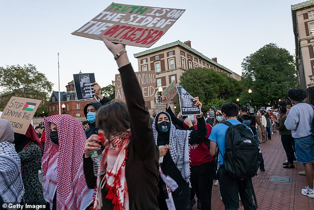 طلاب جامعة كولومبيا يشاركون في مسيرة لدعم فلسطين في الجامعة