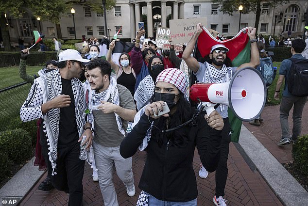 شن مسلحو حماس هجوما مفاجئا غير مسبوق يوم السبت مما أسفر عن مقتل مئات المدنيين الإسرائيليين واختطاف آخرين