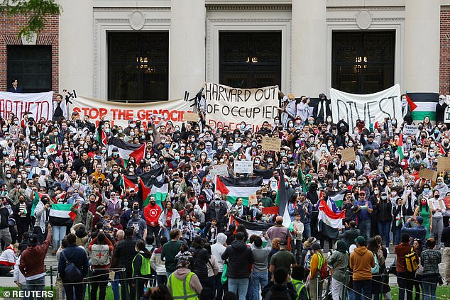 متظاهرون يشاركون في "مسيرة طارئة: قف مع الفلسطينيين تحت الحصار في غزة"، وسط الصراع المستمر بين إسرائيل وحركة حماس الإسلامية الفلسطينية، في جامعة هارفارد في كامبريدج، ماساتشوستس، يوم السبت