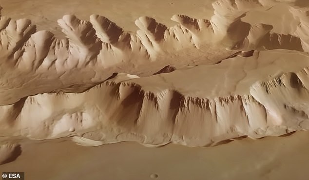 مشغول: التقطت Mars Express آلاف الصور منذ وصولها إلى الكوكب الرابع من الشمس في ديسمبر 2003، بما في ذلك التقاط المناظر الطبيعية الممزقة للأودية التي تقع بين Valles Marineris في المريخ والبراكين الضخمة في Tharsis Bulge (في الصورة)