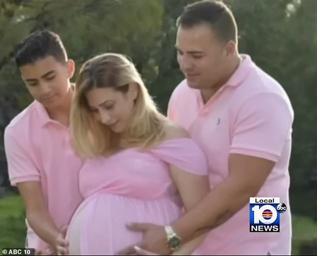 ظهرت روزا مع والدتها وزوجها في ملابس متطابقة لالتقاط صورة للأمومة
