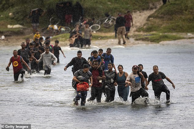 المهاجرون يخوضون عبر نهر ريو غراندي أثناء عبورهم إلى الولايات المتحدة من المكسيك في 27 سبتمبر 2023 في إيجل باس، تكساس