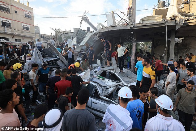 اليائس: مع وجود 201 سجين، من بينهم سبعة بريطانيين، ما زالوا محتجزين، تجري محادثات عبر القنوات الخلفية على مدار الساعة قبل أن ينزل الجيش الإسرائيلي 