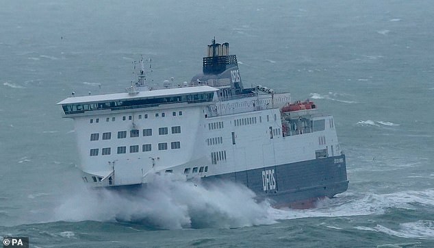 إنجلترا: وصول عبارة DFDS إلى ميناء دوفر في كينت وسط العاصفة بابت