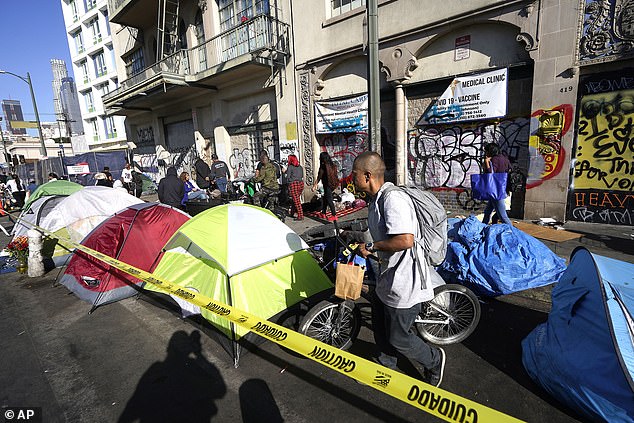 Skid Row في لوس أنجلوس في الصورة أعلاه