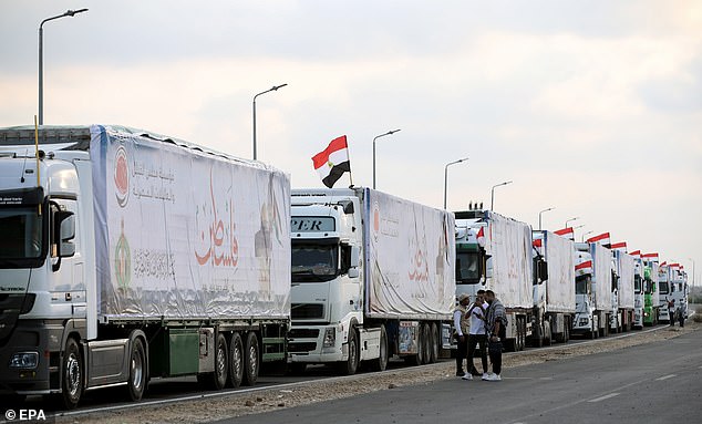 شاحنات محملة بالمساعدات الإنسانية المتجهة إلى قطاع غزة تنتظر المرور عبر معبر رفح الحدودي مع مصر