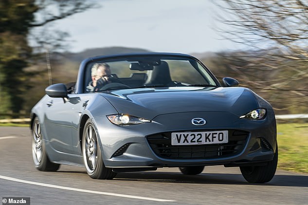 لا تزال سيارة الرودستر الأكثر مبيعاً في العالم، Mazda MX-5، تنهال على الثناء من قبل أولئك الذين يقودونها