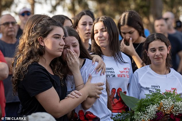 وارتدى العديد من الأشخاص قمصانًا تطالب بالعودة الآمنة لزوج ليان إيلي وصهرها يوسي اللذين تم اختطافهما ويعتقد أنهما محتجزان كرهائن لدى حماس.