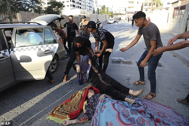 فلسطينيون ينقلون النساء المصابات اللواتي عثر عليهن في الشارع بعد الغارات الجوية الإسرائيلية على مدينة غزة