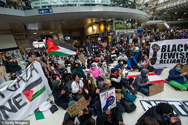 نظم المئات من الناشطين وقفة احتجاجية مؤيدة لفلسطين في محطة واترلو أمس