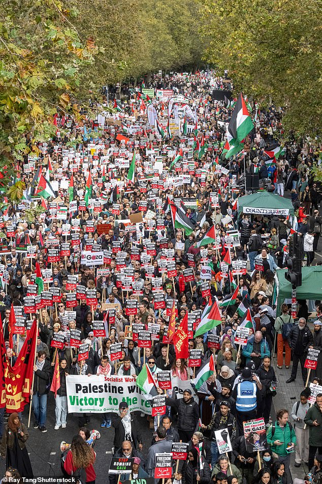 شارك آلاف المتظاهرين المؤيدين للفلسطينيين في مظاهرة نظمتها منظمة التضامن الفلسطيني في المملكة المتحدة في وسط لندن