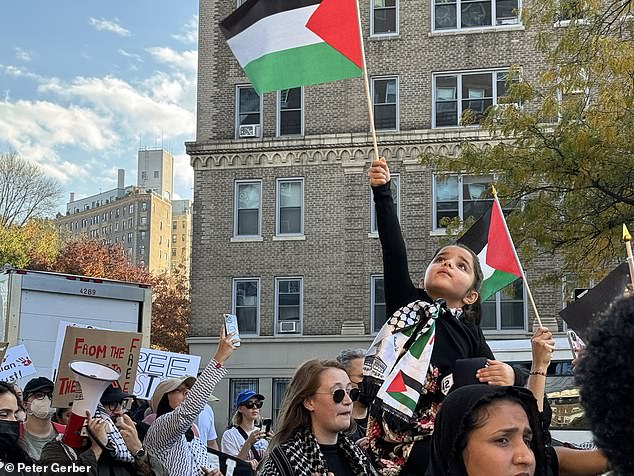 تجمع احتجاج مؤيد للفلسطينيين خارج متحف بروكلين بعد ظهر يوم السبت، على الطريق المؤدي إلى مقر المقر اليهودي الحسيديكي لوبافيتشر