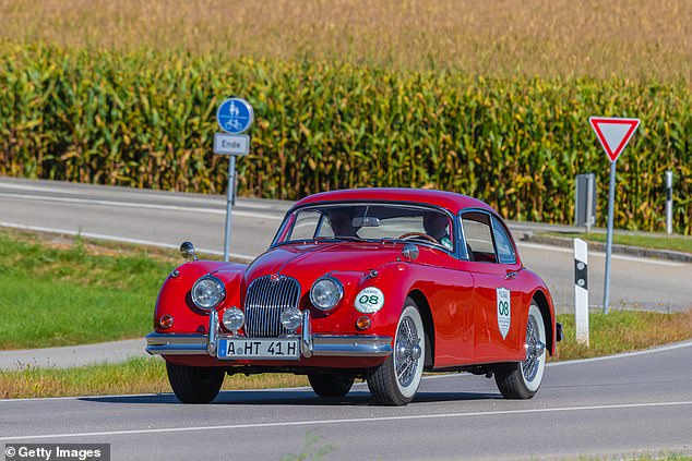 1958 جاكوار XK150 في أوغسبورغ، ألمانيا في 29 سبتمبر 2019 (صورة أرشيفية)