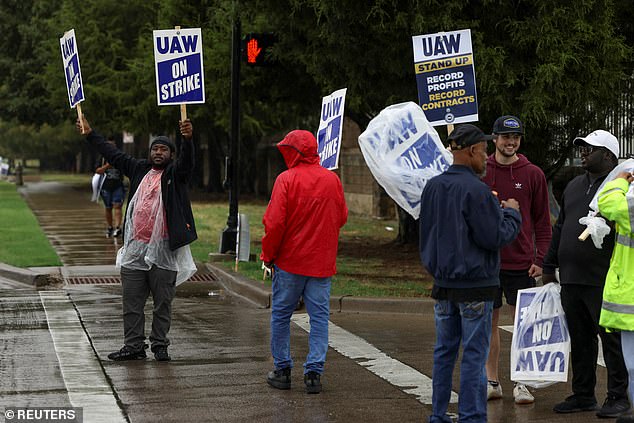 أعضاء UAW يضربون خارج مصنع GM في تكساس.  وقالت المصادر يوم الاثنين إن جنرال موتورز وUAW توصلتا إلى اتفاق مبدئي