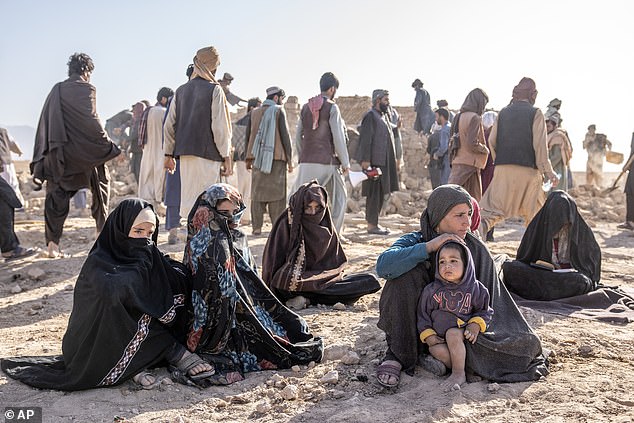 ماتت العديد من النساء في الزلزال لأنهن كن خائفات مما قد يحدث إذا غادرن منازلهن بدون حجابهن