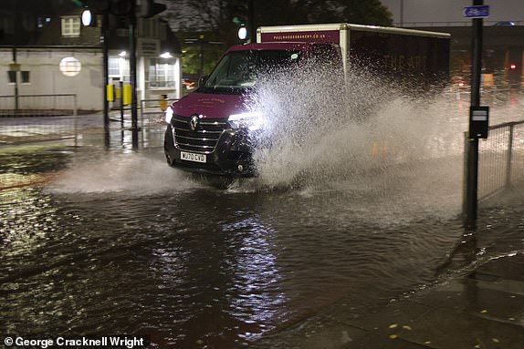 © جورج كراكنيل رايت 13/11/2023 لندن، المملكة المتحدة تخلق مركبات Storm Debi طريقًا أثناء قيادتها عبر جزء من الطريق الذي غمرته المياه في غرينتش جنوب شرق لندن في أعقاب السيول الغزيرة مع وصول العاصفة ديبي إلى المملكة المتحدة.  توجد تحذيرات الطقس باللون الأصفر من الرياح والأمطار في أجزاء من المملكة المتحدة. مصدر الصورة: جورج كراكنيل رايت