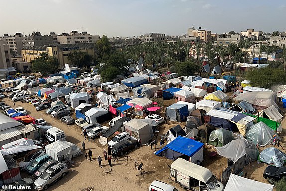 النازحون الفلسطينيون، الذين فروا من منازلهم بسبب الضربات الإسرائيلية، يحتمون في الخيام في مستشفى ناصر، وسط الصراع المستمر بين إسرائيل وحركة حماس الإسلامية الفلسطينية، في خان يونس بجنوب قطاع غزة، 19 نوفمبر 2023. رويترز / صالح سالم