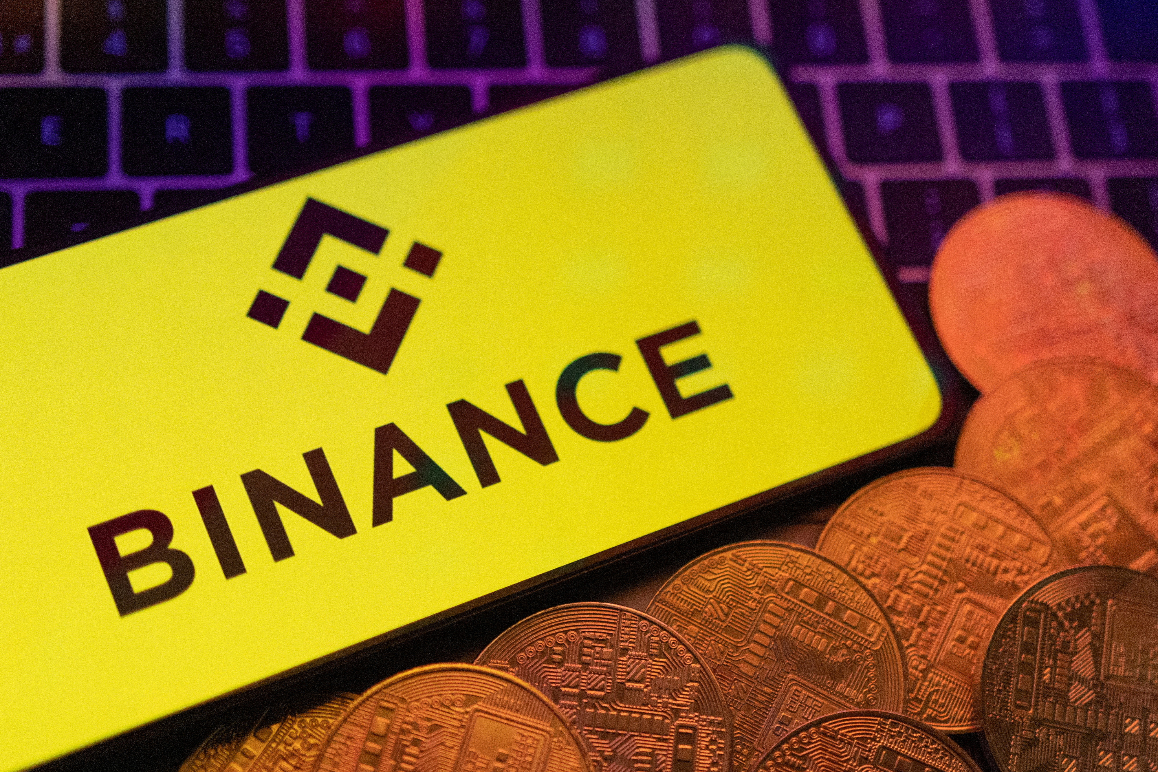 يُظهر الرسم التوضيحي الهاتف الذكي مع شعار Binance المعروض