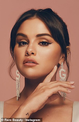 يلجأ مؤسس Rare Beauty إلى فنان الماكياج الشهير لالتقاط الصور الترويجية والظهور على السجادة الحمراء