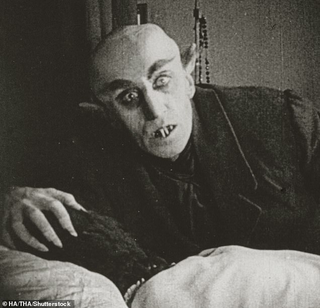 تم إنشاء الإصدار الأول من Count Orlok بدون أي شيء سوى الماكياج وأداء Max Schreck