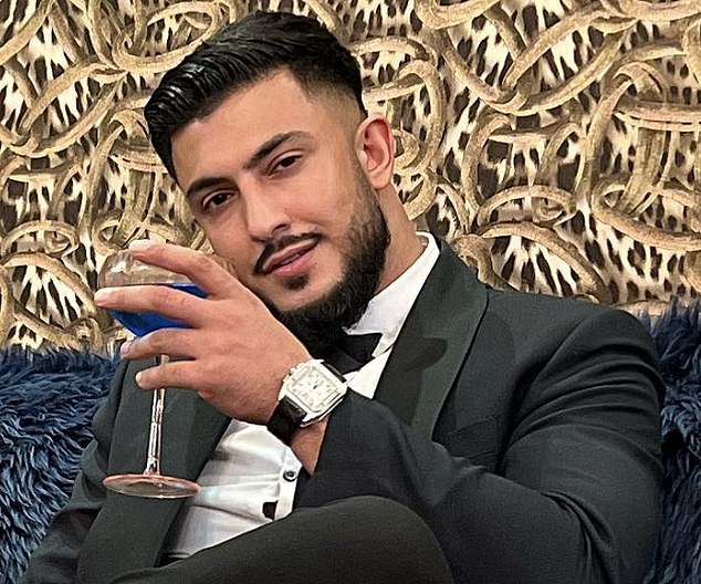 قال العامل السابق في شركة تأجير سيارات الليموزين والمحتال المدان عامر خان، 32 عامًا، (في الصورة) لـ MailOnline، إنه تم إرسال مقطع الحادث مساء الاثنين دون الكشف عن هويته.
