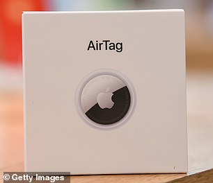 ستعمل علامات AirTags المجانية بنفس الطريقة التي صممتها بها Apple.  إذا سُرقت سيارة، فسيتمكن المالك من البحث عن موقعها من خلال تطبيق Find My على جهاز Apple iPhone الخاص به