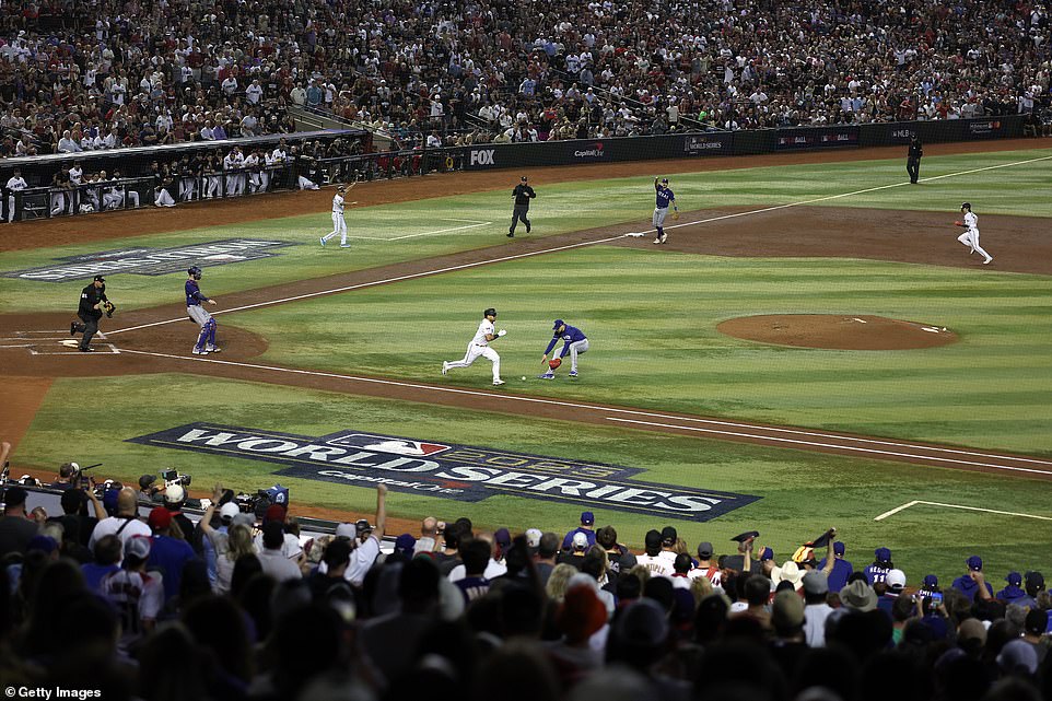 لقد كان منزلًا ممتلئًا وجمهورًا صاخبًا في أريزونا لكن فريق Diamondbacks لم يتمكن من إبقاء بطولة العالم على قيد الحياة في اللعبة 5