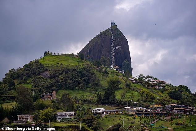 يستقبل El Peñón de Guatapé، الذي يقال إن عمره 65 مليون سنة، ما متوسطه 1000 زائر في أيام الأسبوع و3500 في عطلات نهاية الأسبوع.