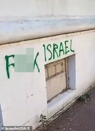 وشوهدت كتابات معادية للسامية في جميع أنحاء العاصمة كتب عليها “f*** Israel”