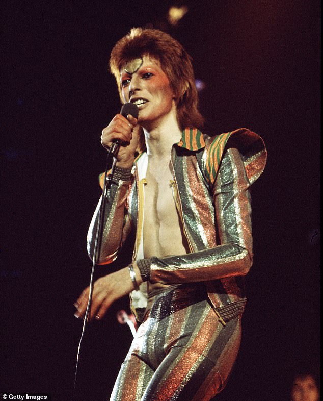 الأيقونة تؤدي على خشبة المسرح في جولته Ziggy Stardust/Aladdin Sane في لندن عام 1973