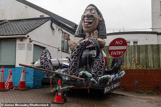 إحدى الدمى المعروضة خلال احتفالات Lewes Bonfire Night كانت لوزيرة الداخلية سويلا برافرمان