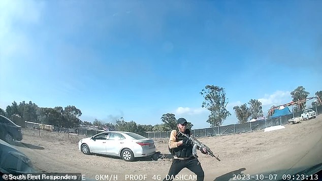 أظهرت لقطات كاميرا Dashcam أن نشطاء حماس الذين هاجموا مهرجانًا موسيقيًا طوال الليل في جنوب إسرائيل أطلقوا النار وقتلوا المحتفلين من مسافة قريبة، ثم نهبوا ممتلكاتهم