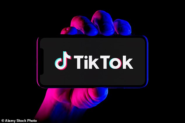 السبب وراء زيادة طول TikToks تدريجيًا هو إزالة صندوق منشئي المحتوى الخاص به اعتبارًا من يوم السبت 16 ديسمبر 2023. وسيتم استبدال صندوق منشئي المحتوى بالإصدار التجريبي من برنامج الإبداع، والذي يقول مديرو التطبيق إنه سيمنح منشئي المحتوى فرصة أفضل لكسب المال. دخل أعلى من صنع مقاطع الفيديو (صورة أرشيفية)