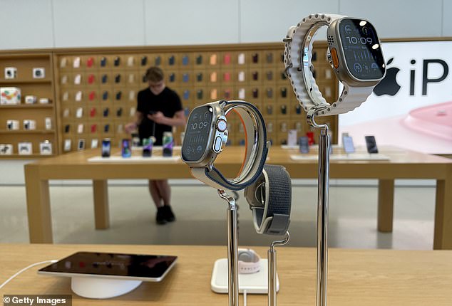 أعلاه، ساعتان من ساعات Apple معروضتان في متجر Apple Store في كورت ماديرا، كاليفورنيا هذا الشهر