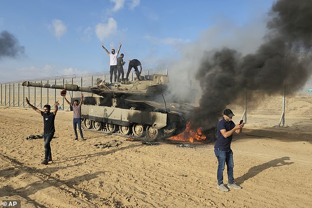 الصورة التي التقطها إصلايا نشرتها وكالة أسوشيتد برس في اليوم الذي بدأ فيه هجوم حماس