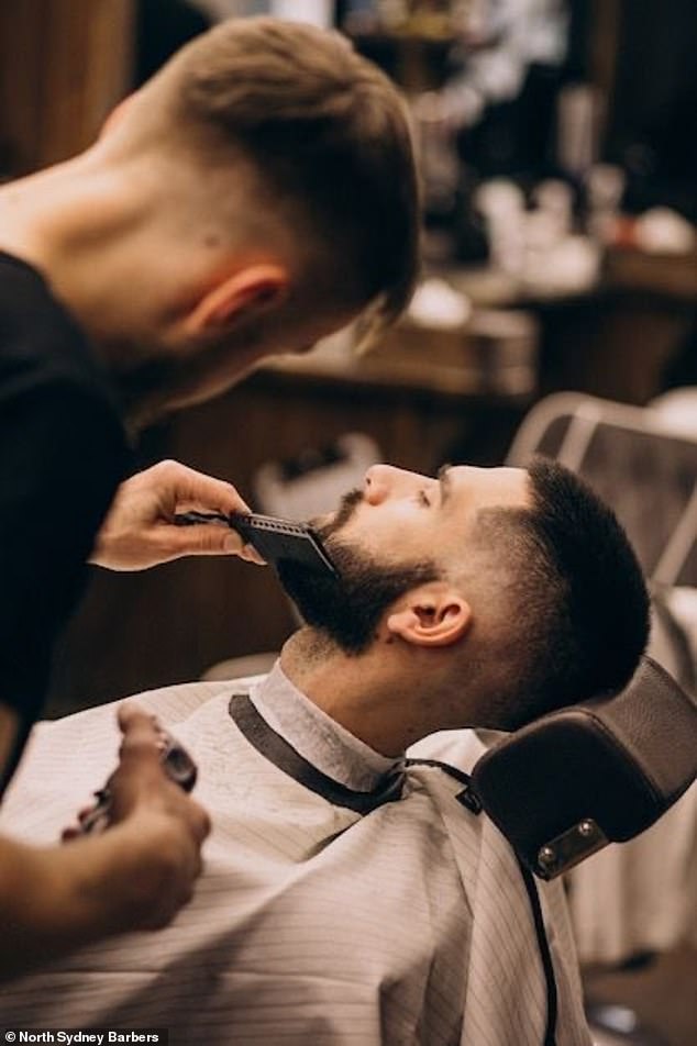 اضطرت شركة North Sydney Barbers (في الصورة) إلى إبعاد العملاء والإغلاق بحلول وقت الغداء يوم الأربعاء