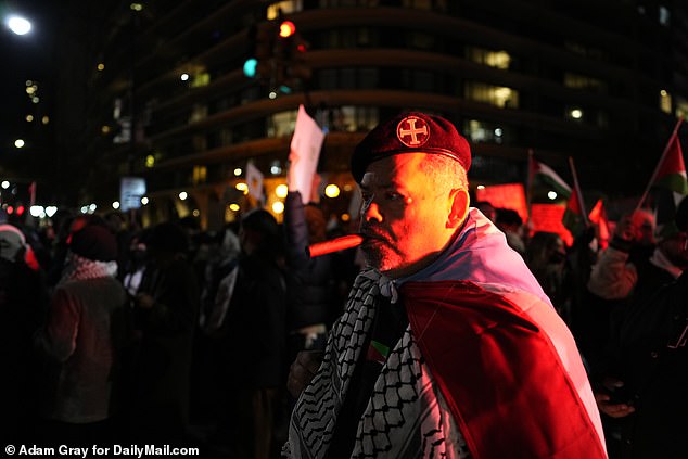 شوهد متظاهر ملفوف بالعلم الفلسطيني في مانهاتن مساء الجمعة