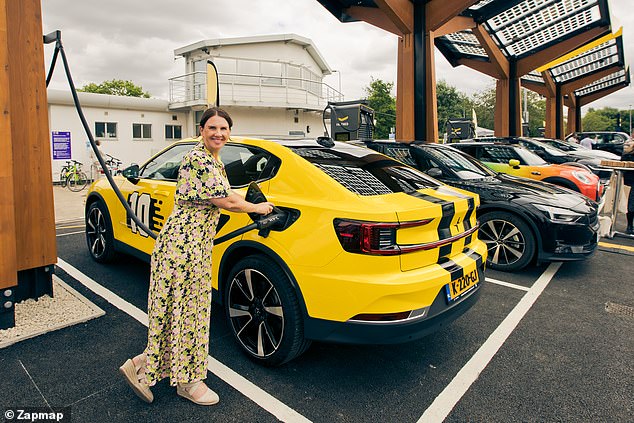 Fastned هي واحدة من أصغر شركات الشحن في الطريق في بريطانيا حاليًا، لكنها آخذة في التوسع.  قام السائقون بتقييم الشبكة بدرجة عالية لموثوقيتها - من حيث الأجهزة التي تعمل عند الوصول - ونظام الدفع المباشر الخاص بها