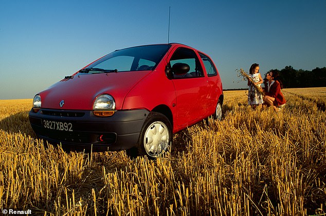 يشترك تصميم سيارة Twingo EV الاختبارية في شكل المصباح الأمامي للسيارة mk1 وفتحة التهوية ثلاثية الفتحات في غطاء المحرك