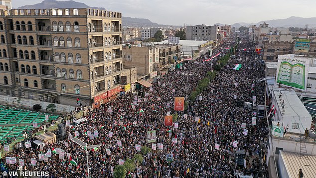 شوهدت مظاهرة مؤيدة للفلسطينيين في صنعاء التي يسيطر عليها الحوثيون باليمن في وقت سابق من هذا الشهر