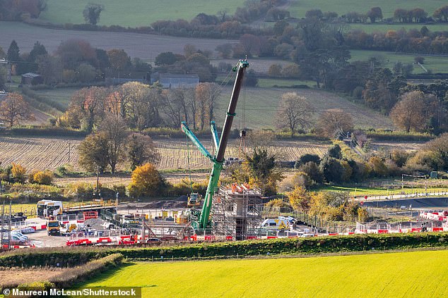 تجري أعمال البناء لخط السكة الحديد HS2 في Wendover Dean Viaduct في باكينجهامشير