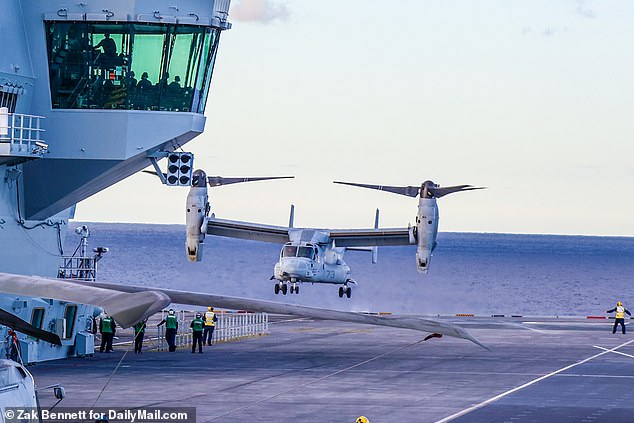 تصل طائرة أمريكية من طراز MV-22 Osprey، من سرب الاختبار HX-21، إلى الأرض على سطح الطيران بتصميمها الفريد من نوعه ذو الدوار المائل.  ويعد الاختبار جزءًا من توسيع قدرات البحرية الملكية