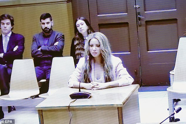 شاشة داخل غرفة الصحافة في محكمة مقاطعة برشلونة تظهر شاكيرا أثناء الجلسة