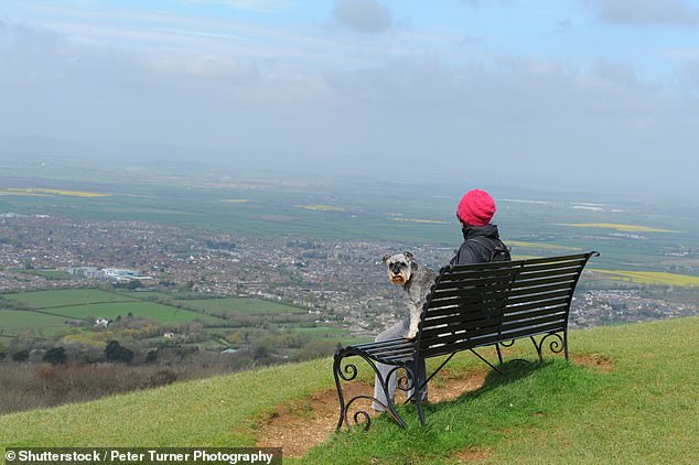 مناظر خلابة: يقع Bishop's Cleeve عند سفح Cleeve Hill في Cotswolds