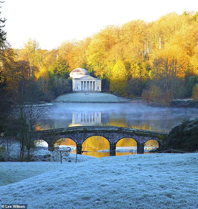 البانثيون في ملكية Stourhead التابعة للصندوق الوطني في ويلتشير مغطى بالصقيع الصباحي.