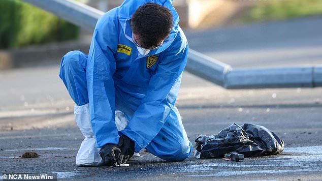 محقق يتفقد أحد العناصر في مكان الحادث يوم الاثنين.  الصورة: NCA NewsWire / براندان بيكيت