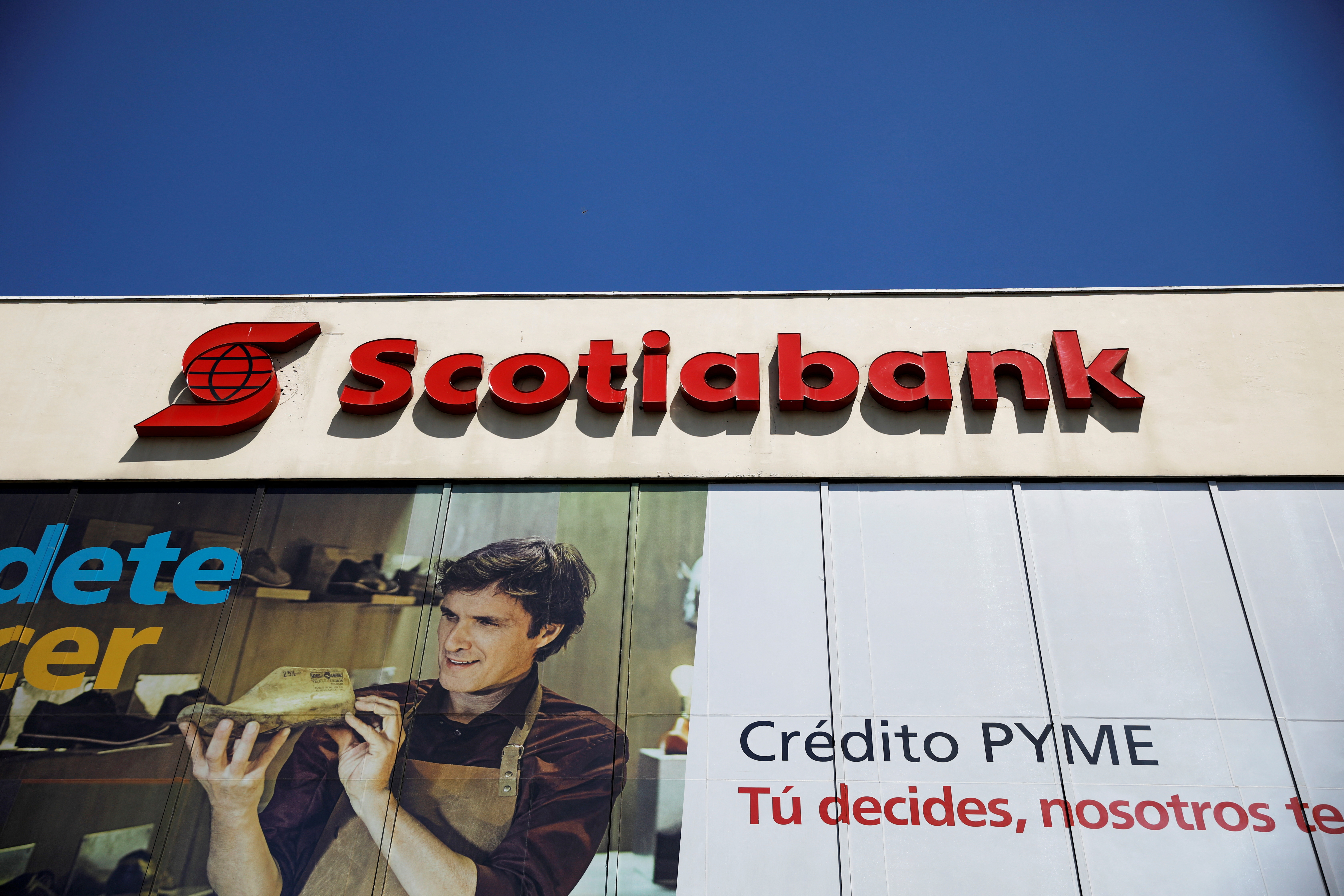 يظهر شعار شركة Scotiabank على أحد فروعه في سان سلفادور