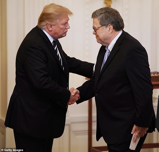 في الماضي، كان بار مدافعًا شرسًا عن ترامب، وذهب إلى حد تعيين مستشار خاص به للتحقيق فيما إذا كان مكتب التحقيقات الفيدرالي قد فتح بشكل غير صحيح تحقيقًا في حملة ترامب الرئاسية لعام 2016 بشأن العلاقات المحتملة مع روسيا بناءً على أدلة واهية. الصورة في عام 2019