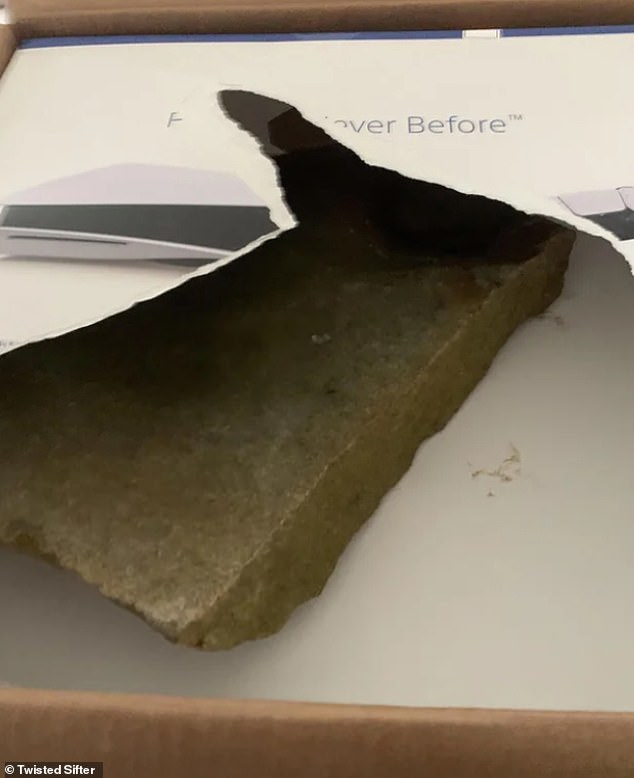 اللعب هو أكثر! اشترى أحد الوالدين لابنه جهاز Playstation 5، ليدرك أنه تم استبداله بطريقة ما بـ ROCK